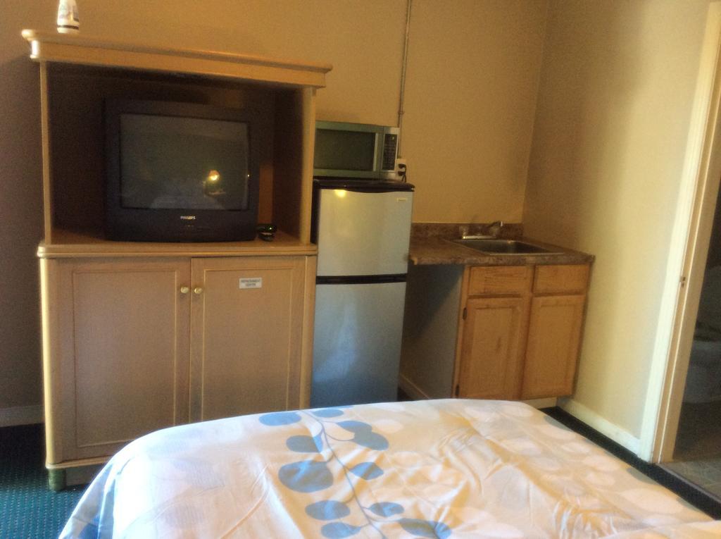 Palace Inn Motel Sarnia Bagian luar foto